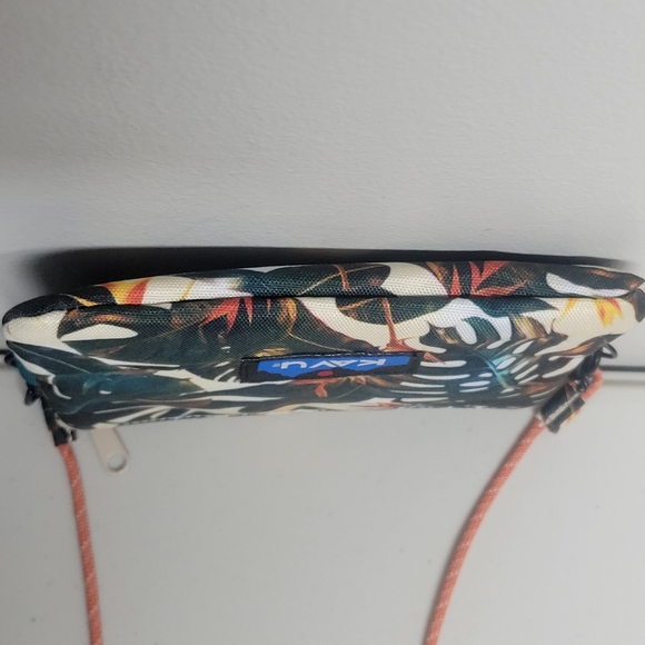 Kavu Renrose Crossbody Bag. - Picture 6 of 13
